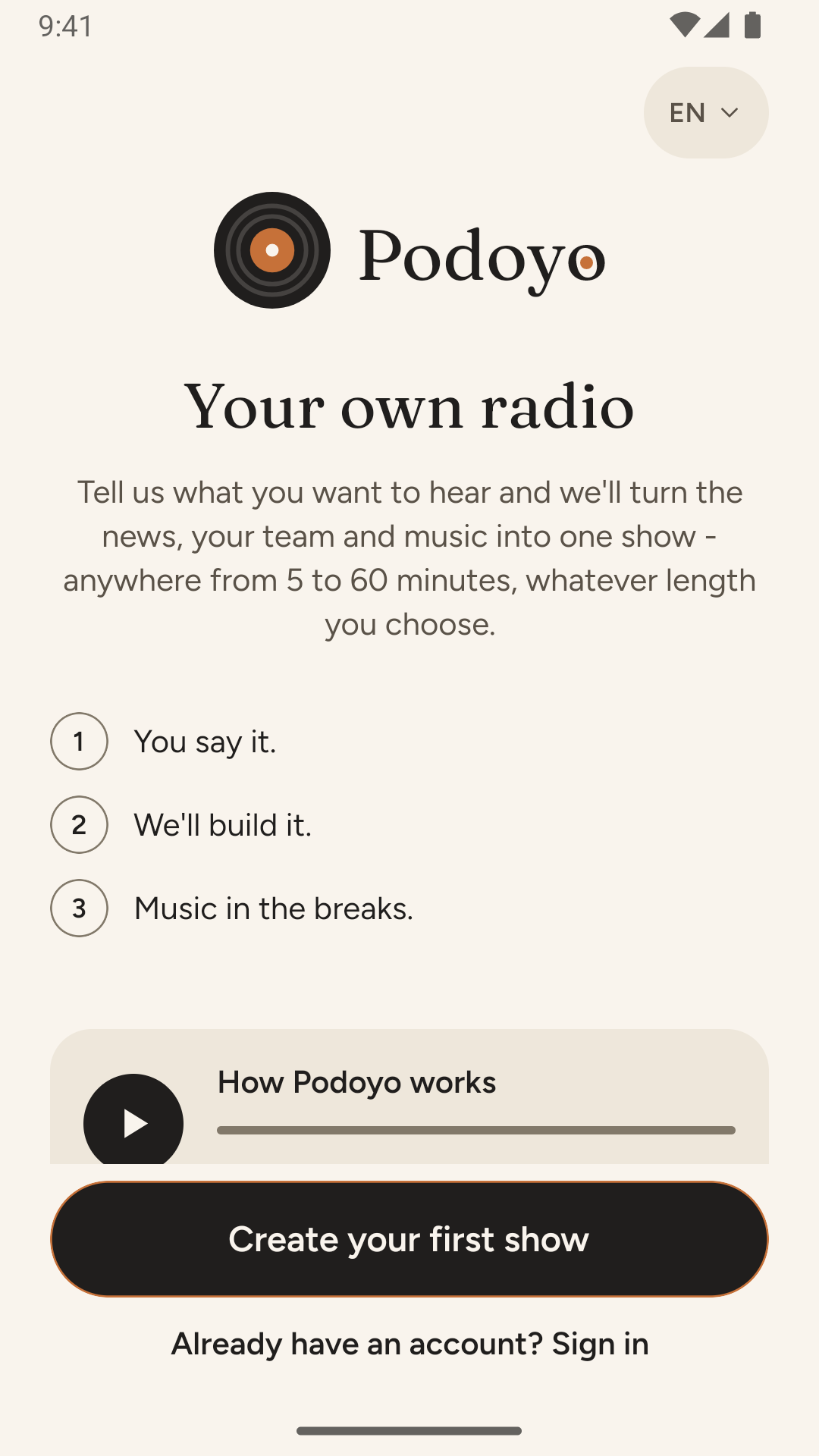 Karşılama ekranı, arayüz İngilizce: Podoyo yazısı, “Your own radio”, üç adım (You say it, We’ll build it, Music in the breaks) ve bir Create your first show düğmesi.